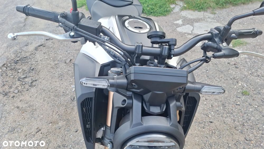Honda CB - 12