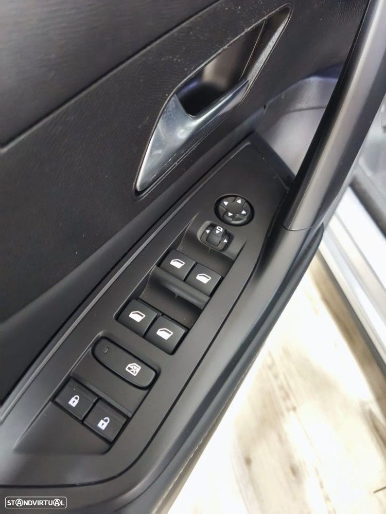 Peugeot 408 Plug-In Hybrid 180 e-EAT8 Allure - 22