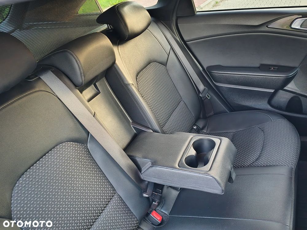 Kia Ceed 1.6 CRDi mHEV L Business Line - 10