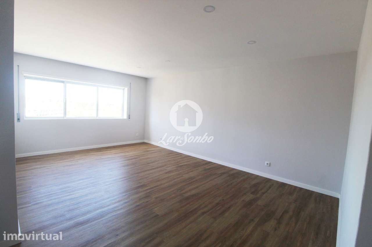 Apartamento T2, remodelado, localizado na prestigiada Urbanização N... - Grande imagem: 4/25