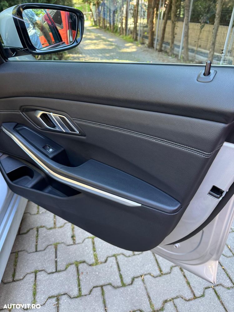 BMW Seria 3 330i xDrive Aut. Luxury Line - 11