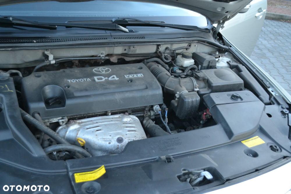 Toyota Avensis 2.0 VVT-i Executive - 40
