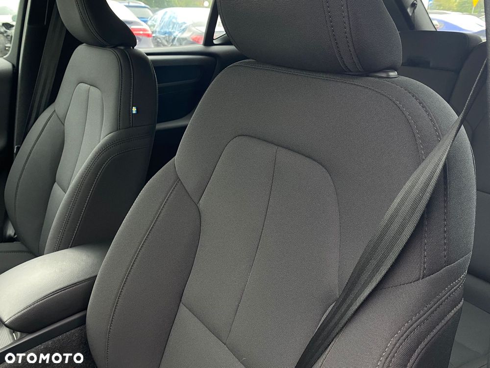 Volvo XC 40 T3 Momentum Pro - 24