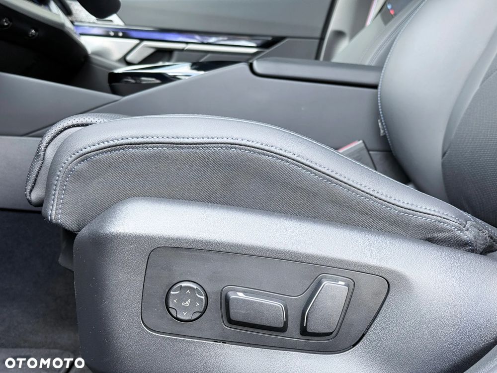 BMW Seria 5 520i - 32