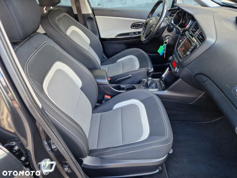 Kia Ceed 1.6 CRDi 128 Dream Team Edition - 30