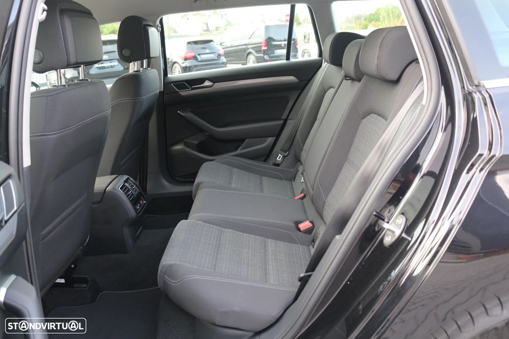 VW Passat Variant 2.0 TDi Business DSG - 26