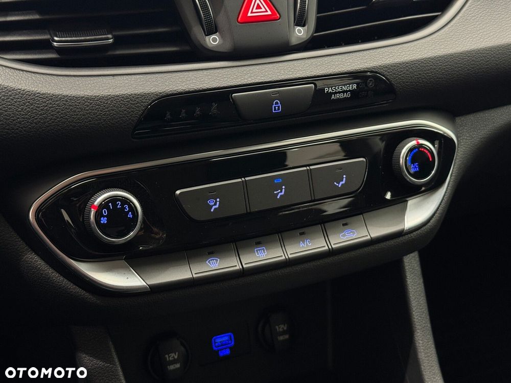 Hyundai i30 1.5 DPI Classic + - 23