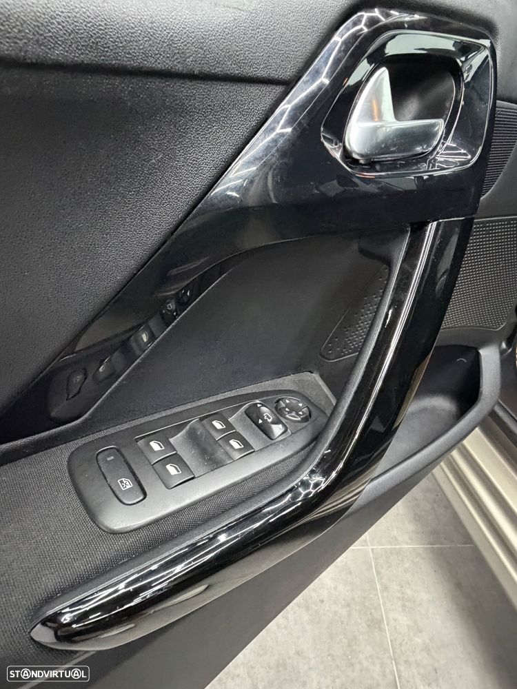 Peugeot 208 1.2 PureTech Allure EAT6 - 12