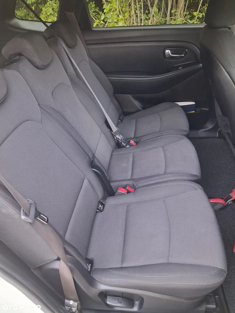 Kia Carens - 13
