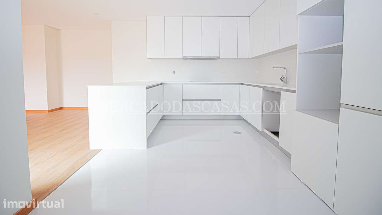 Apartamento T3 último andar com ampla varanda, próximo à praia Fura... - Grande imagem: 4/17