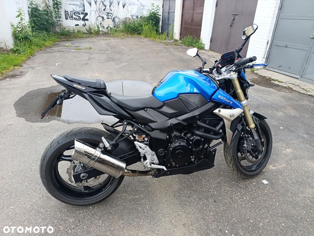 Suzuki GSR - 8