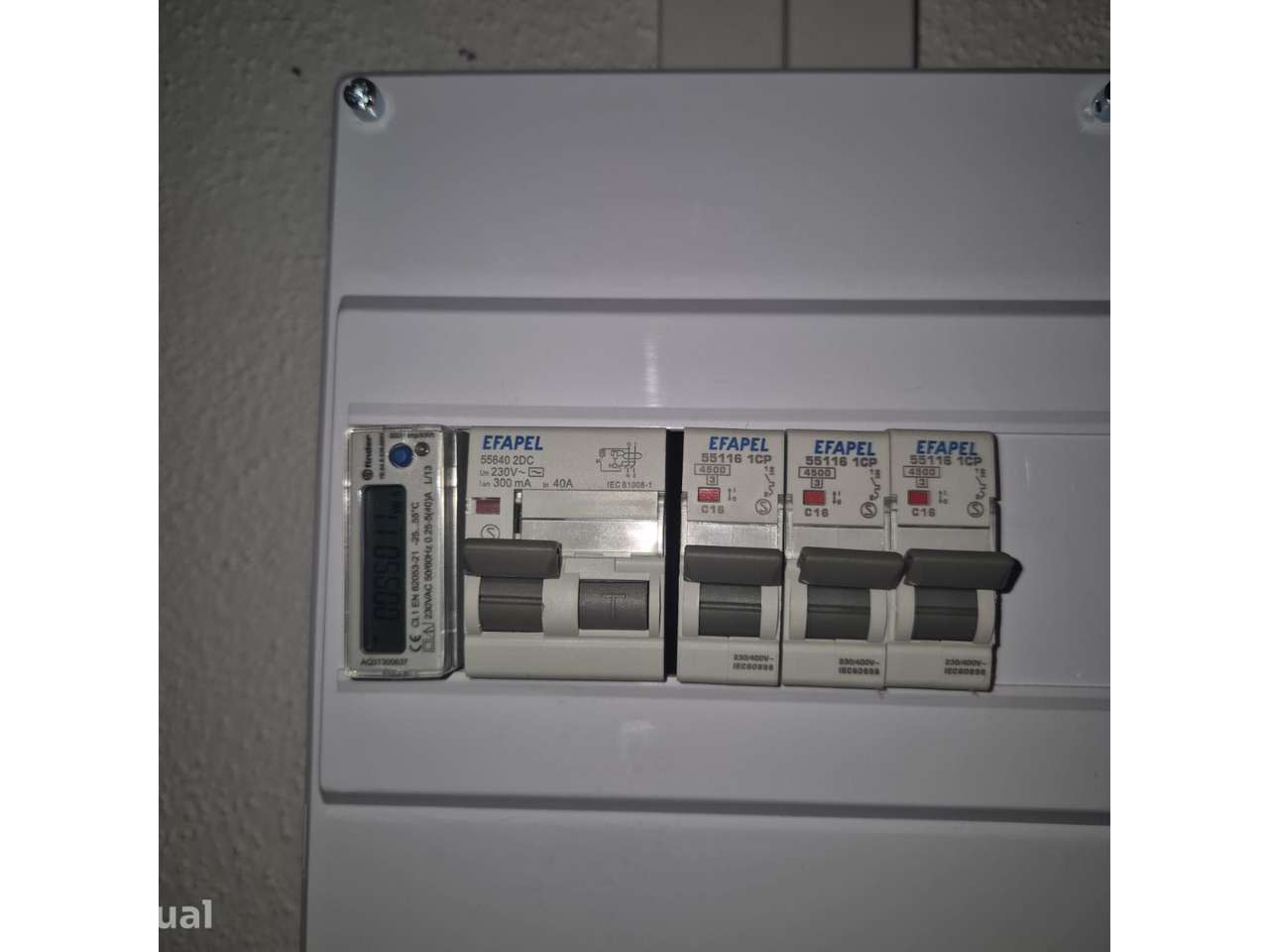 Garagem com carregador elétrico - Grande imagem: 2/14