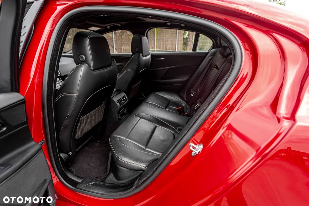 Jaguar XE - 21