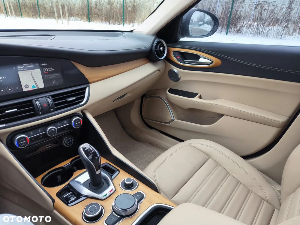 Alfa Romeo Giulia 2.0 Turbo 16V AT8 Veloce - 17