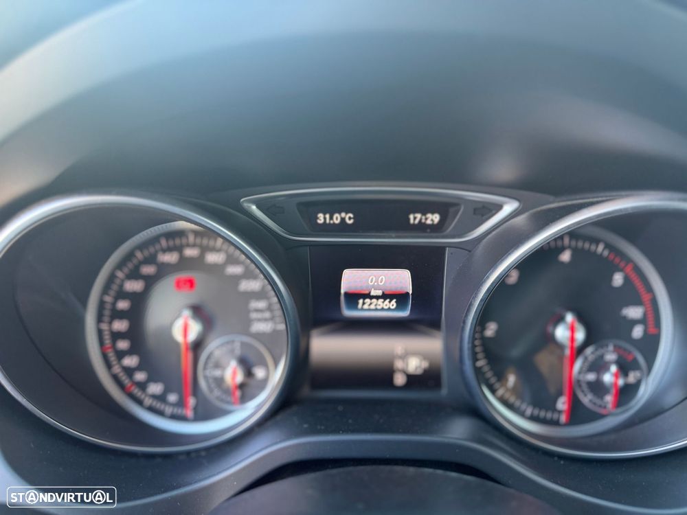 Mercedes-Benz CLA 200 d Shooting Brake AMG Line Aut. — fotografia 19