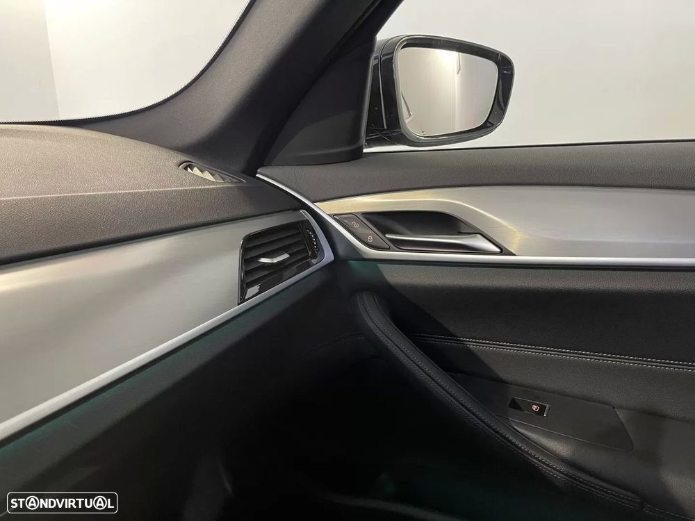 BMW 520 d Pack Desportivo M Auto - 36