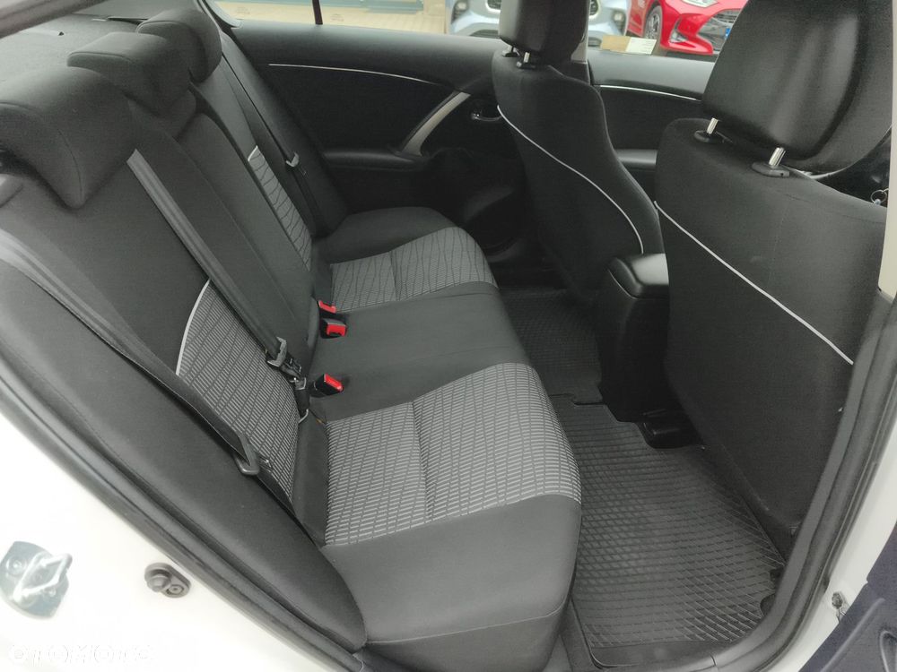 Toyota Avensis 1.8 Active - 10