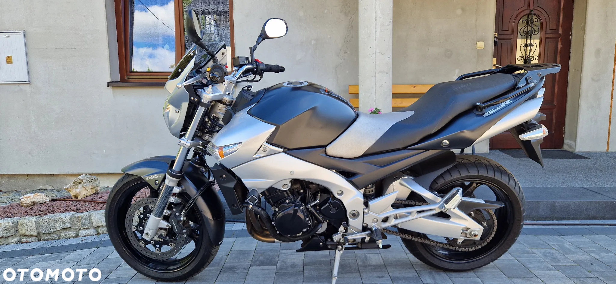 Suzuki GSR - 13