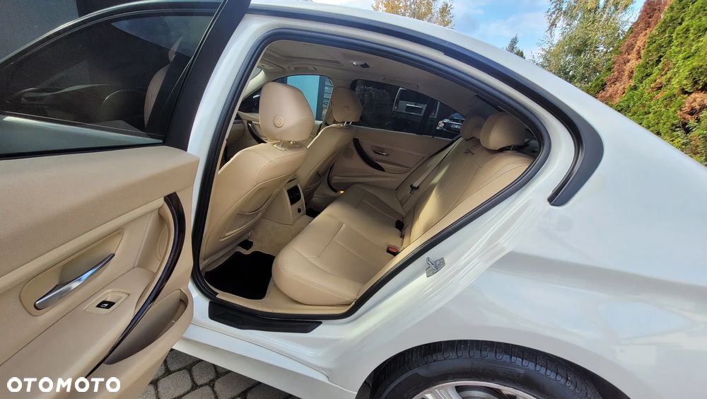 BMW Seria 3 328i xDrive - 16