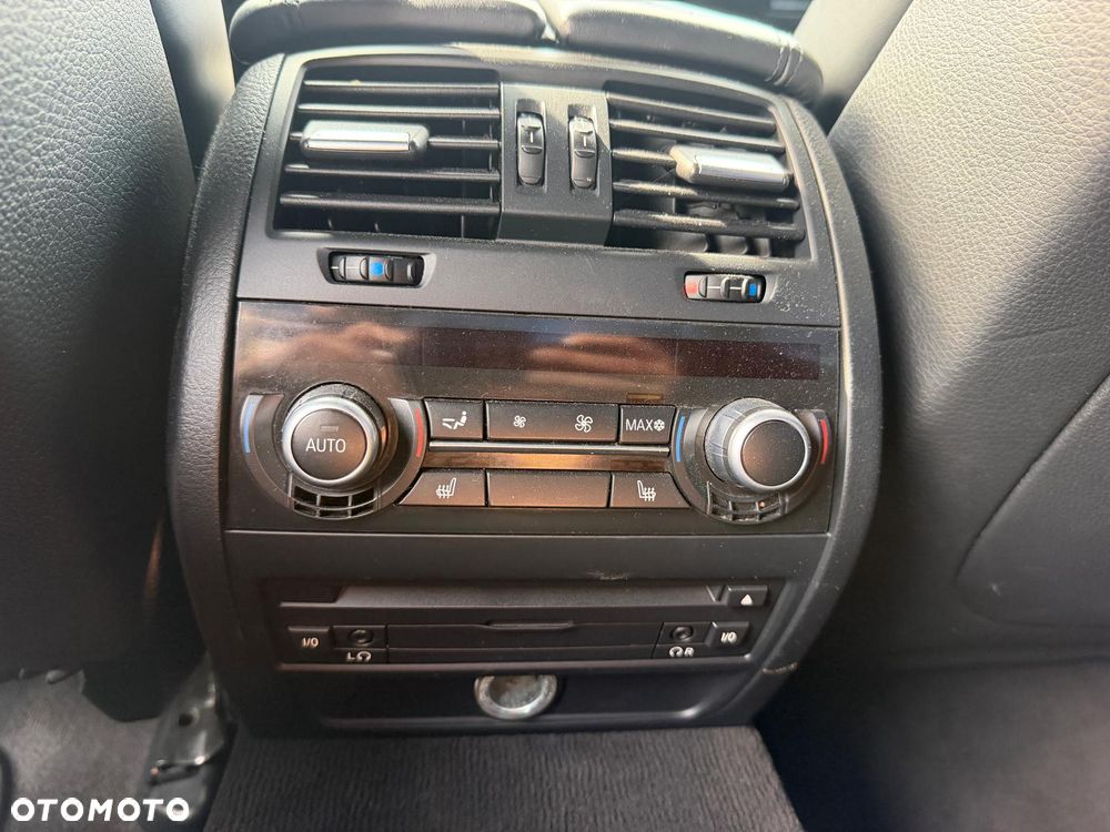 BMW Seria 5 550i xDrive - 24
