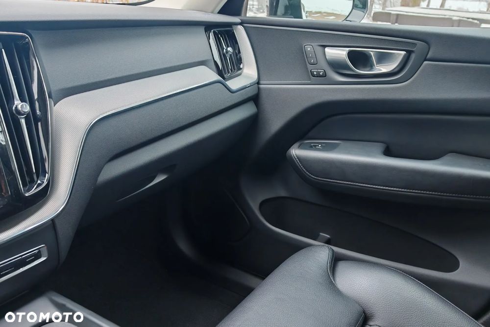 Volvo XC 60 B4 D AWD Plus Dark - 31