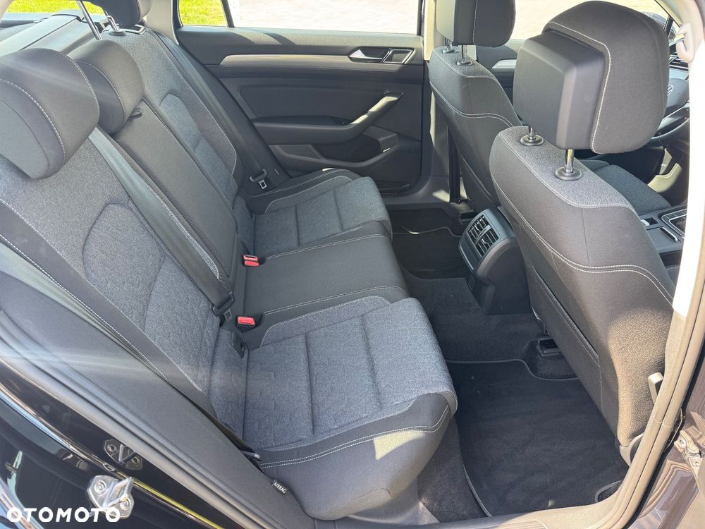 Volkswagen Passat - 12