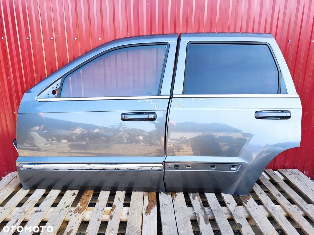 JEEP GRAND CHEROKEE WK DRZWI LEWY PRZÓD CIEMNY SZARY PROSTE ORYGINAŁ - 1