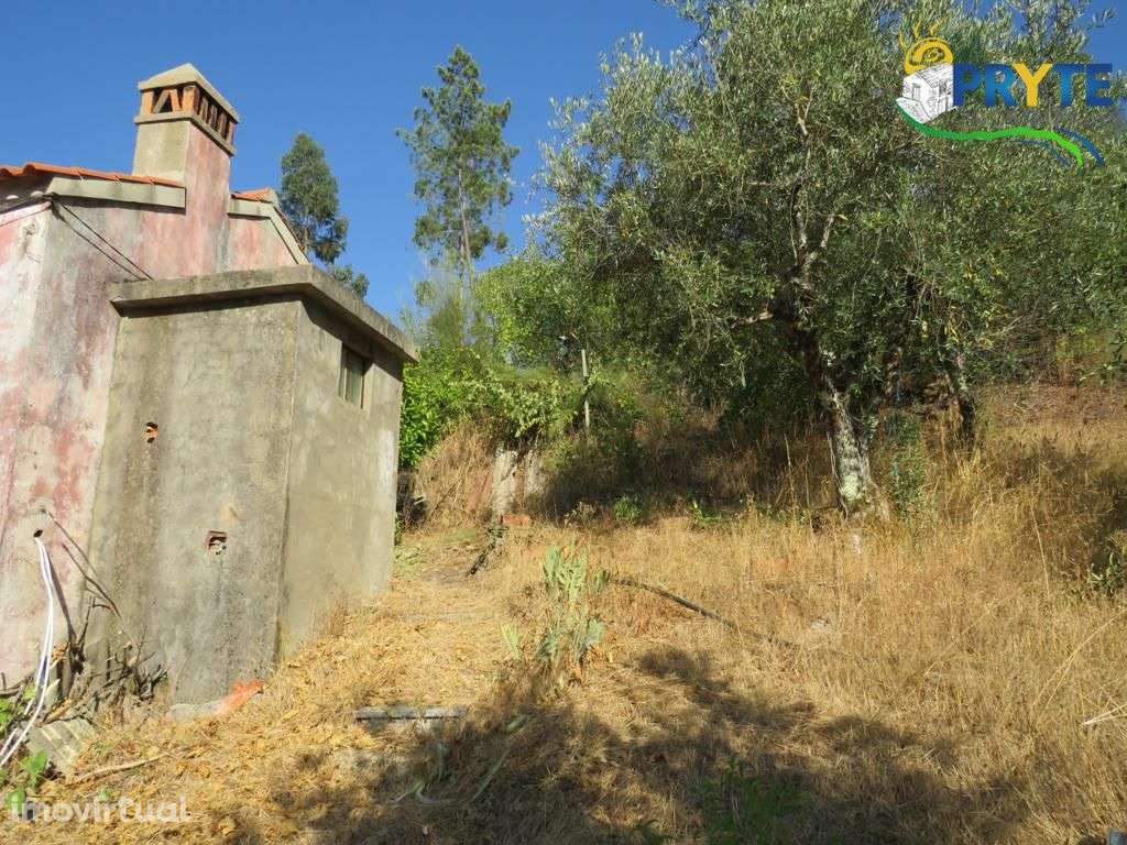 Quintinha composta por casa de dois pisos situada perto da Sertã - Grande imagem: 5/26