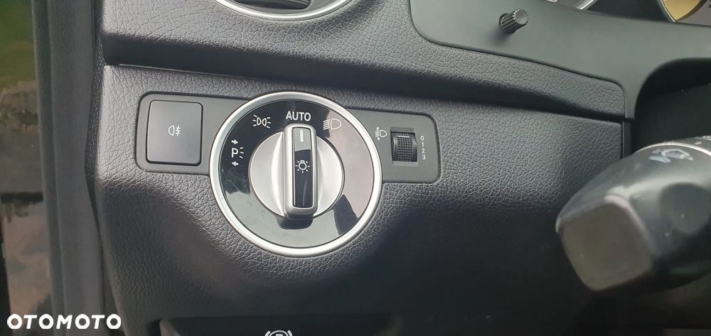 Mercedes-Benz Klasa C 180 CGI Automatik BlueEFFICIENCY Avantgarde - 23