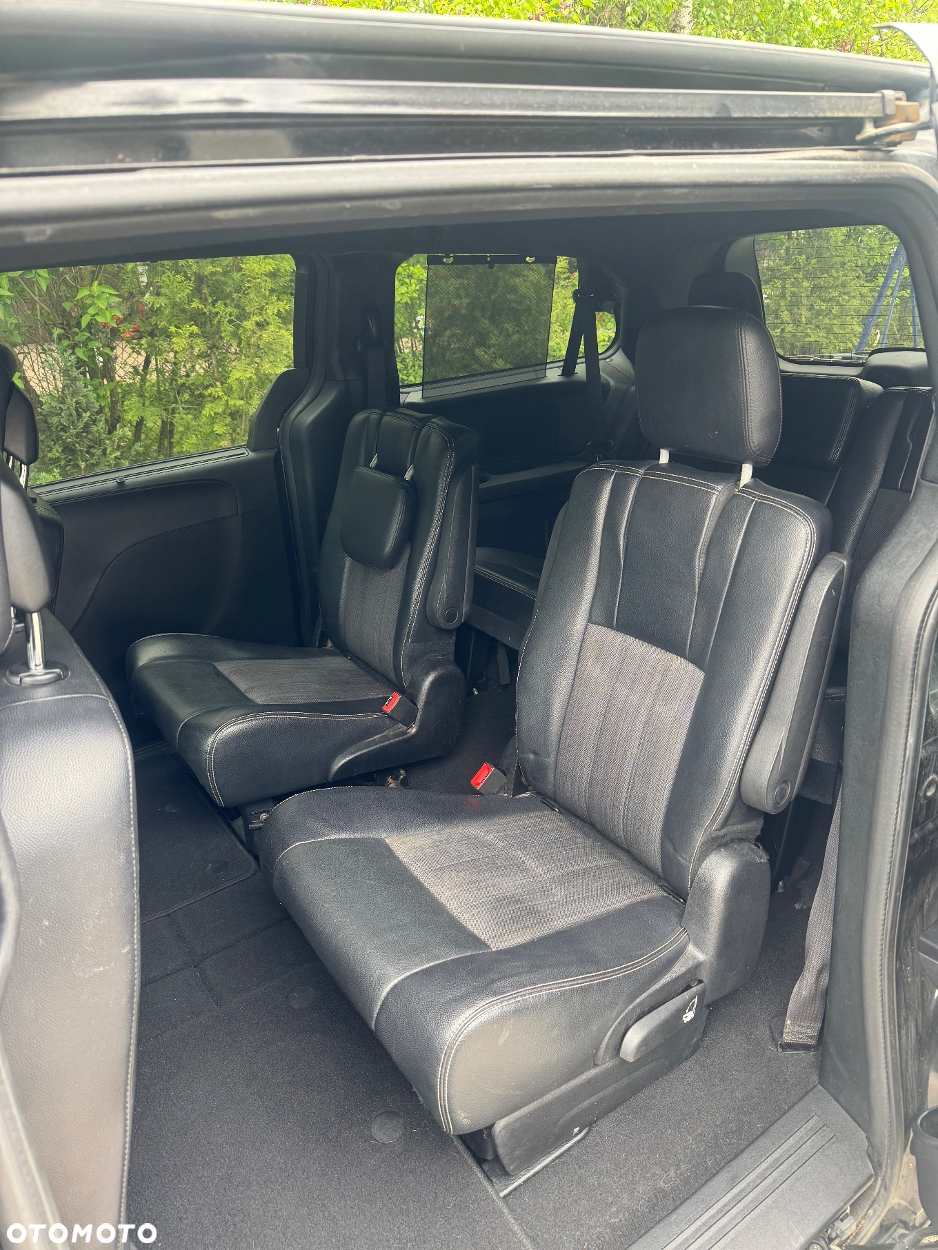 Chrysler Town & Country - 7