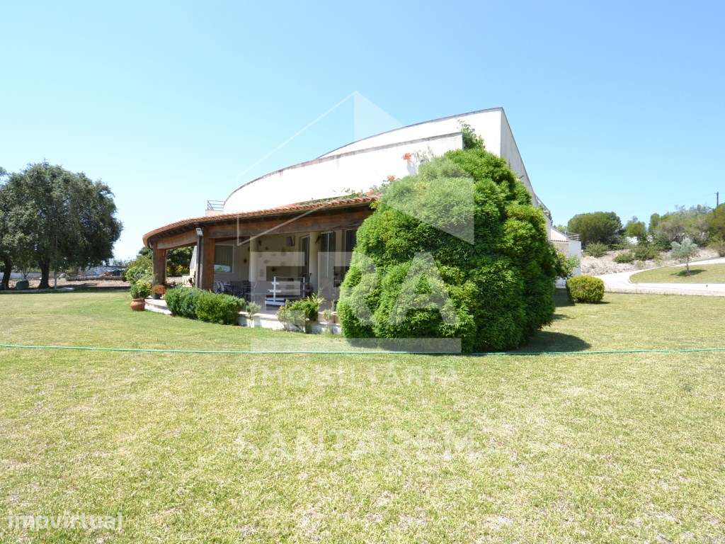 Moradia V7 inserida em terreno de 7.440 m2 - Grande imagem: 3/33