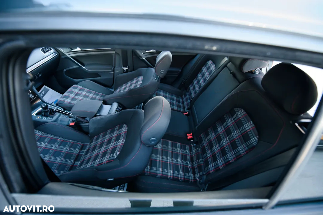 Volkswagen Golf - 11