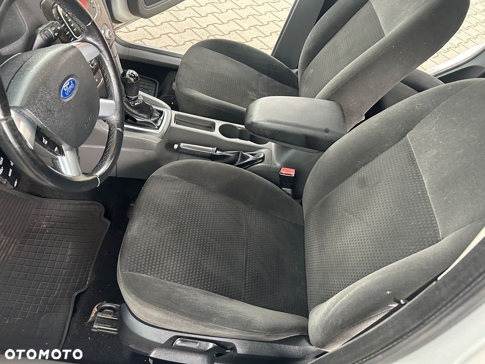 Ford Focus Ghia - 15