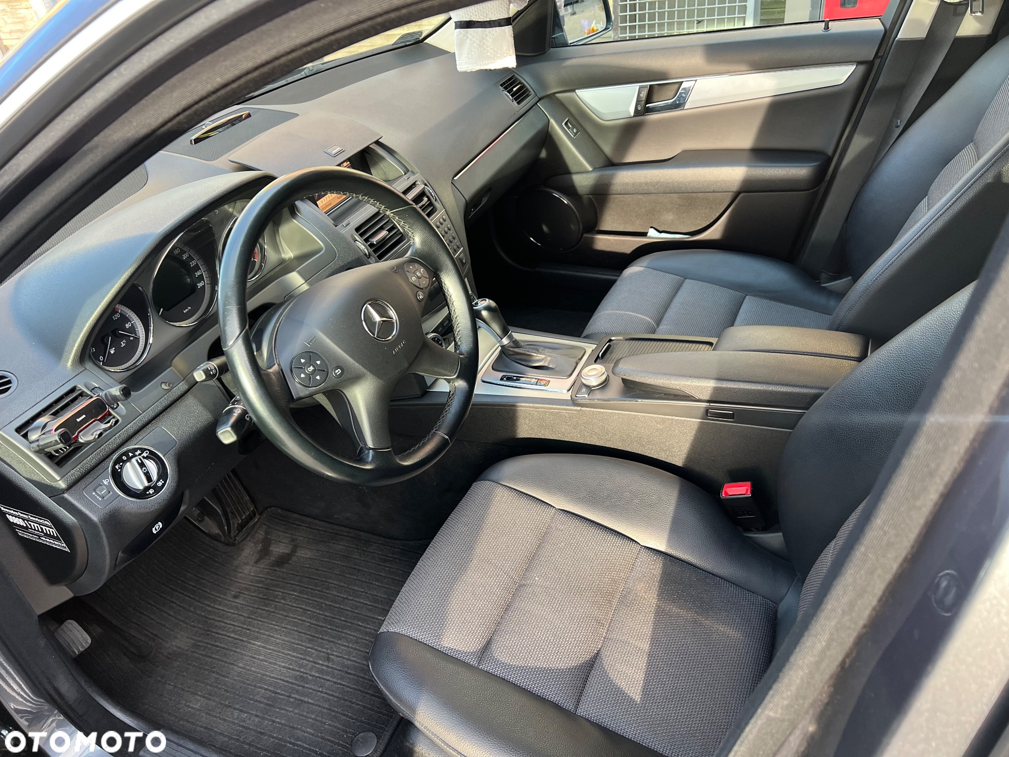 Mercedes-Benz Klasa C 180 CGI Automatik BlueEFFICIENCY Avantgarde - 16