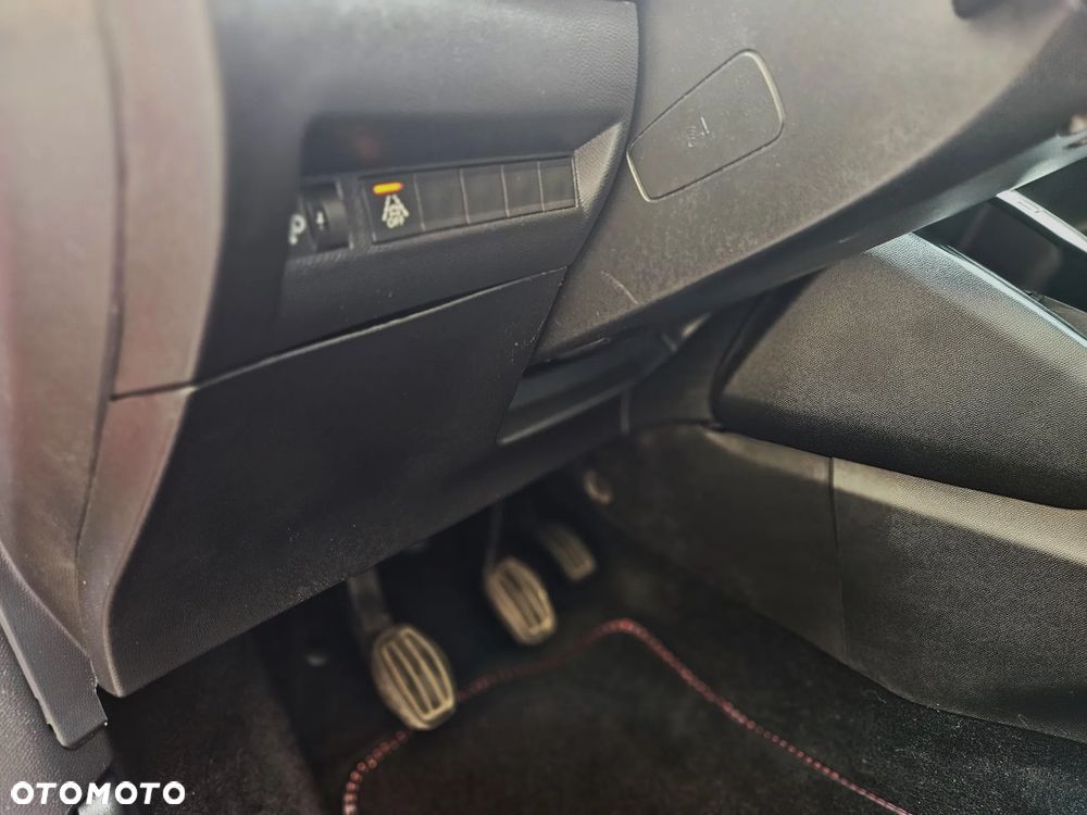 Peugeot 208 - 8