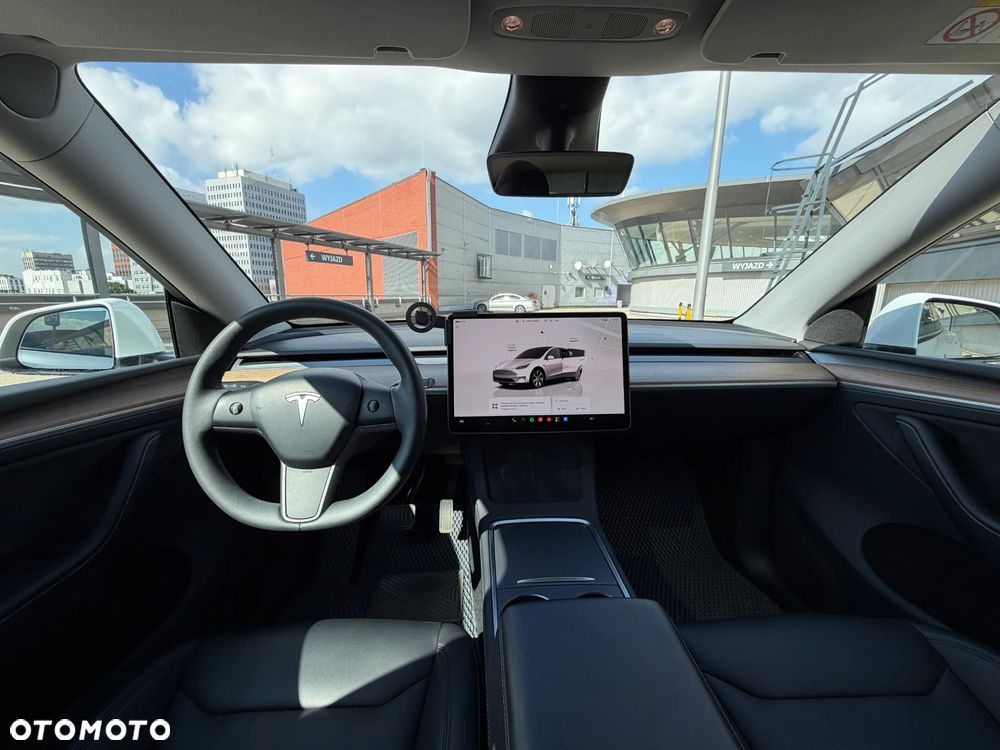Tesla Model Y - 10
