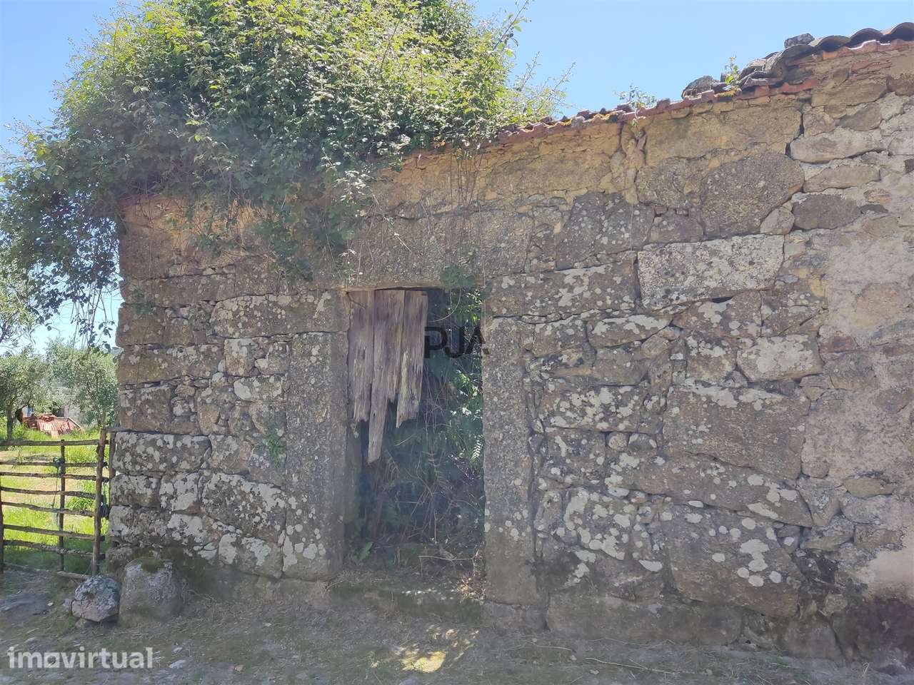 Moradia para reconstrução em Peges