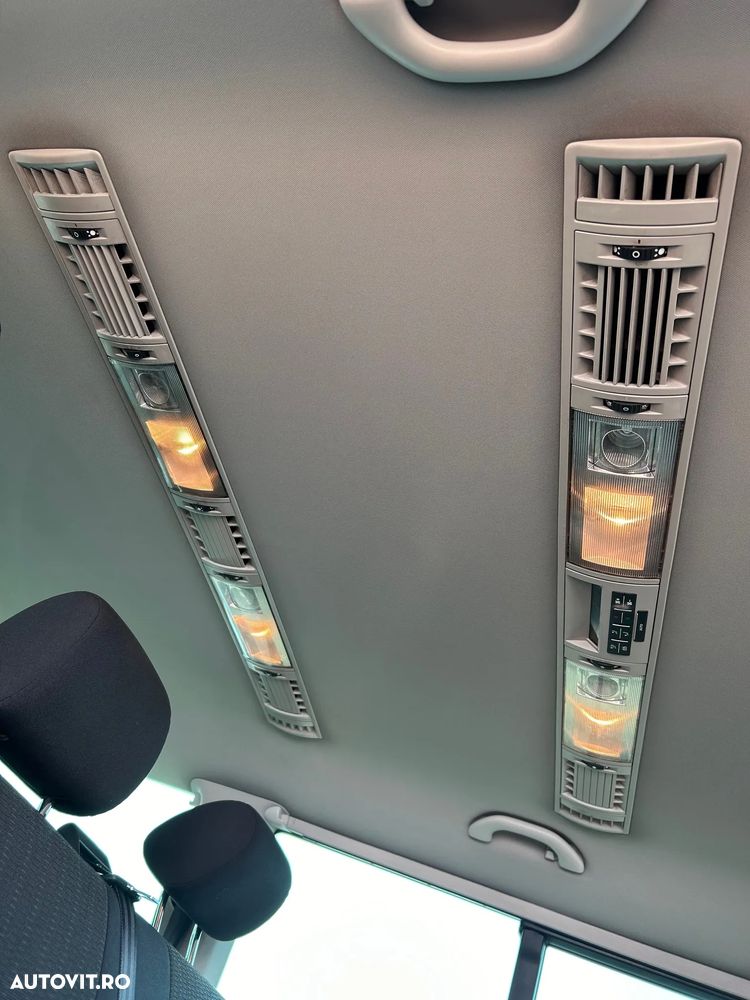 Volkswagen Caravelle - 8