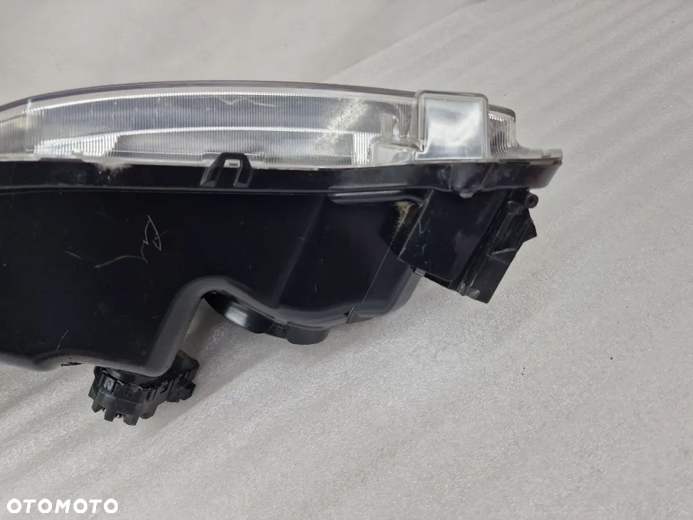 TOYOTA COROLLA E15 LIFT 10- PRAWA LAMPA PRZEDNIA PRZÓD  NR AUKCJI LL59 - 11