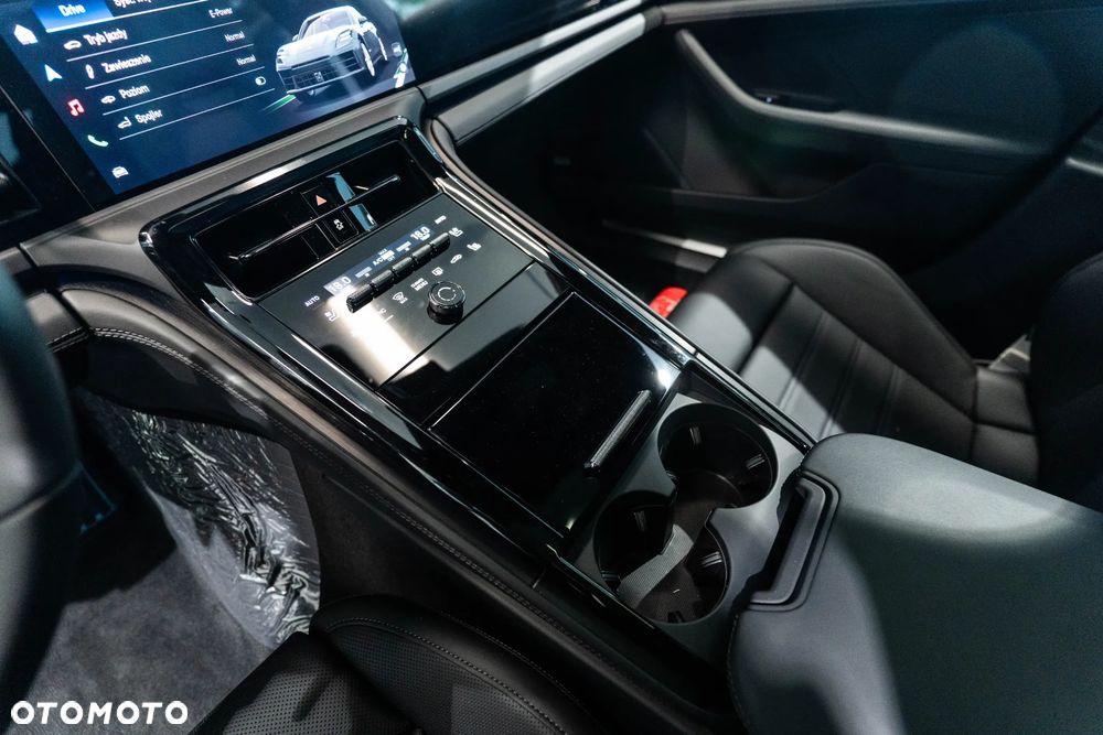 Porsche Panamera 4 E-Hybrid PHEV - 32