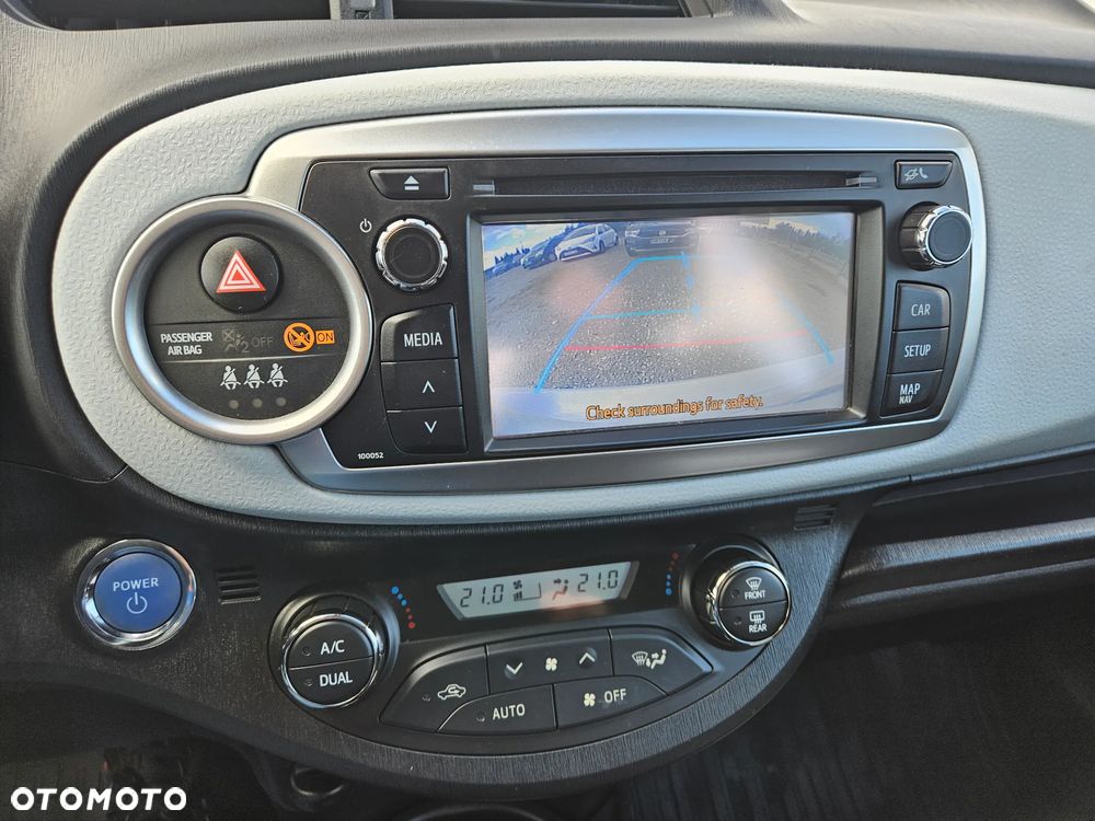 Toyota Yaris Hybrid 100 Sol - 19
