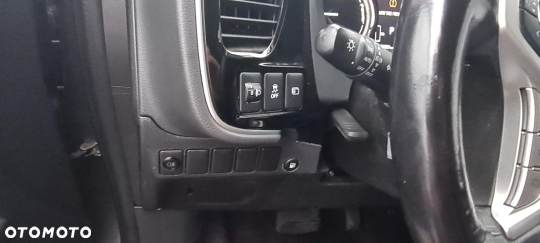 Mitsubishi Outlander 2.0 4WD Plug-In Hybrid Plus - 22