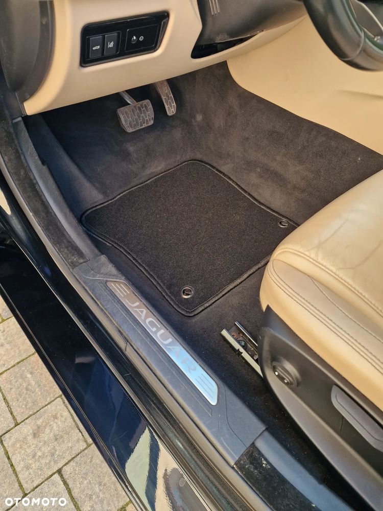 Jaguar XE - 18