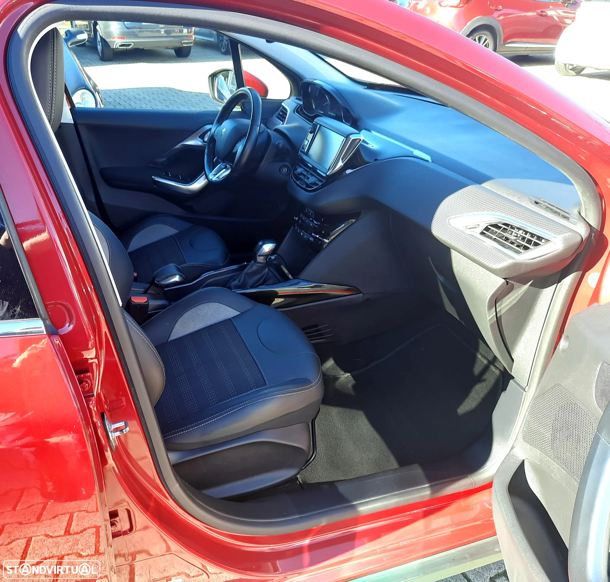 Peugeot 2008 1.2 PureTech Allure - 17