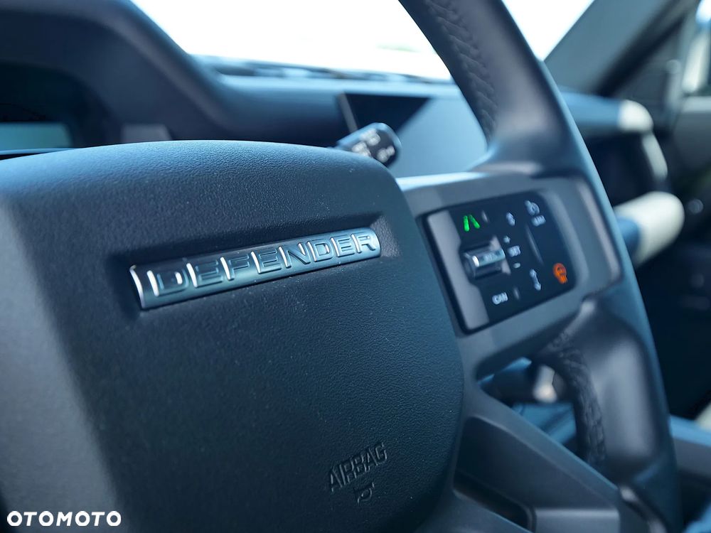 Land Rover Defender - 26