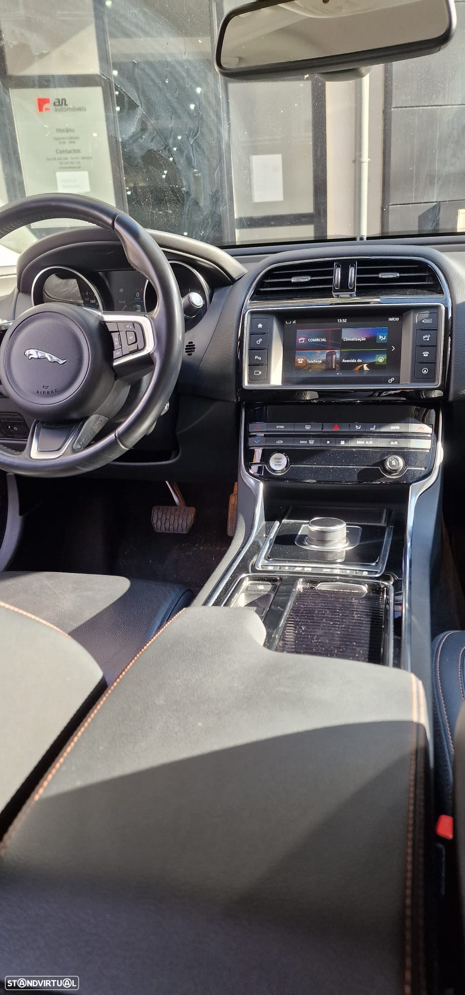 Jaguar XE - 15