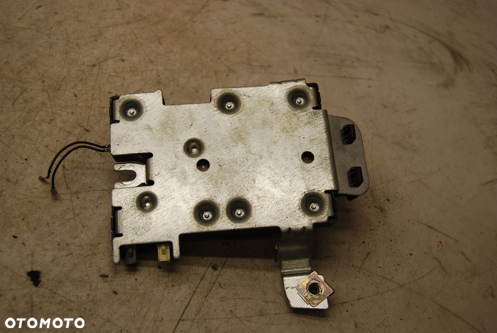 WZMACNIACZ ANTENOWY 8P0035225D AUDI A3 8P - 2