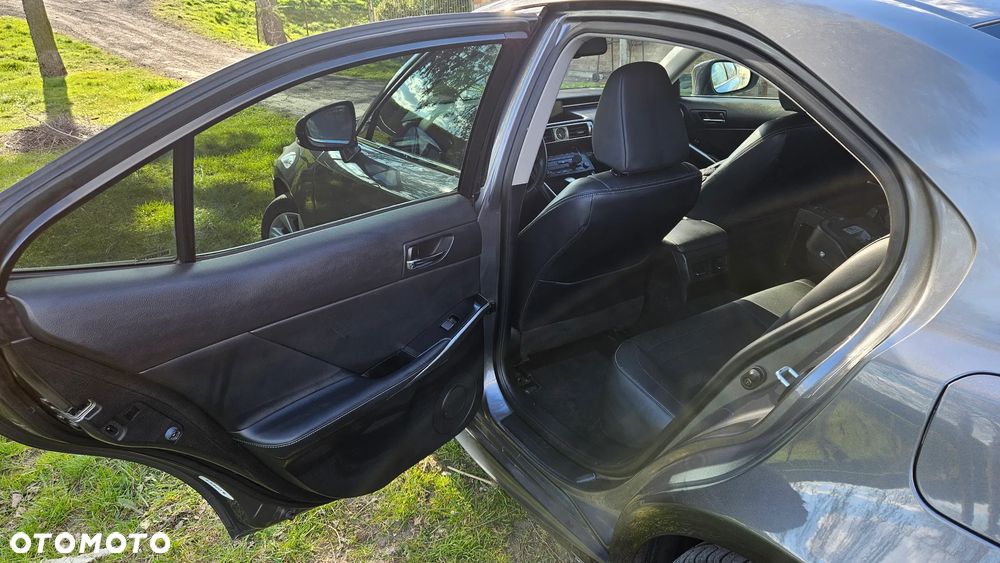Lexus IS 300h Elegance - 10