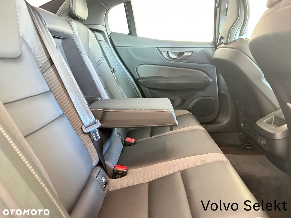 Volvo S60 B5 B AWD Plus Dark - 17