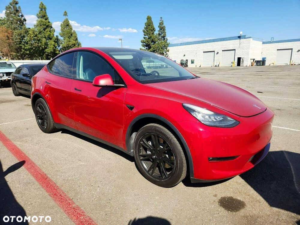 Tesla Model Y - 4